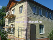 Дом обшит фасадной плиткой Вилка гладкая цвет Желтый